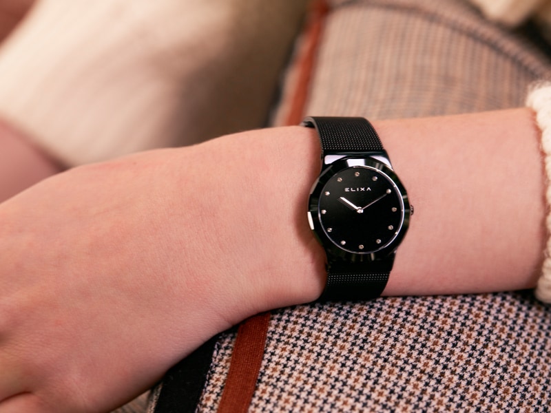 czarny zegarek E101-L397 założony na rękę
