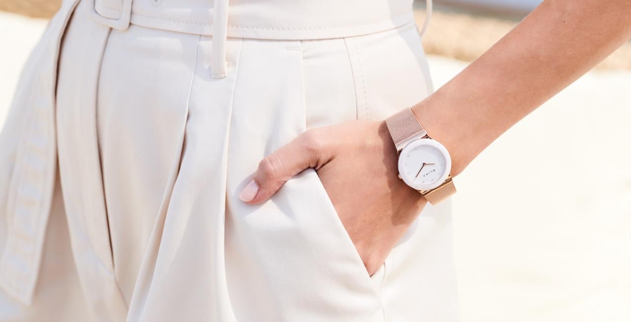 biały zegarek E101-L399 założony na rękę