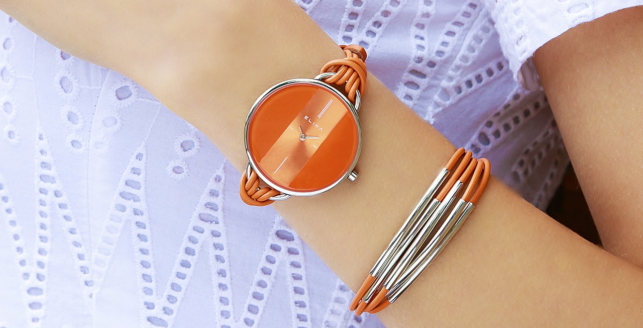 pomarańczowy zegarek E096-L370-K1 założony na rękę