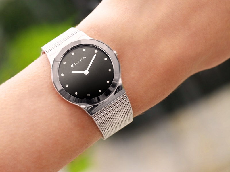 czarny zegarek E101-L396 założony na rękę