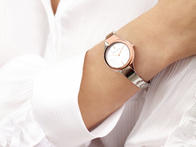 różowy pozłacany zegarek E112-L451 założony na rękę