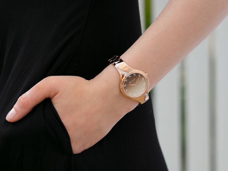 różowy pozłacany zegarek E118-L482 założony na rękę