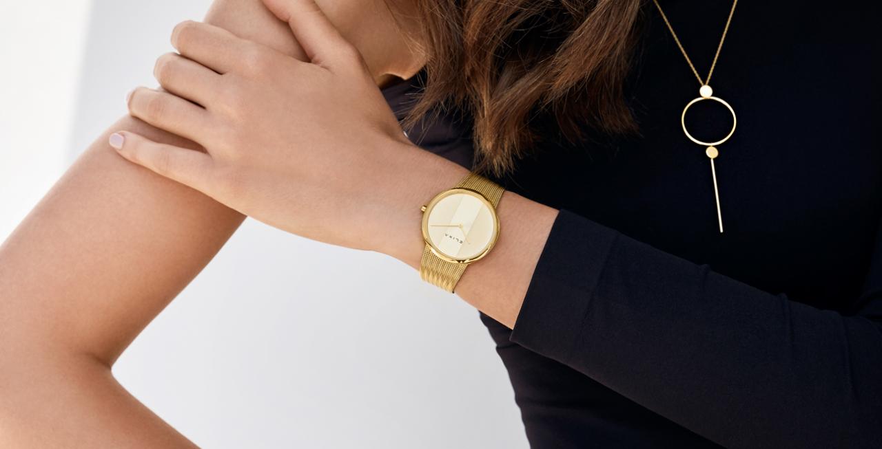 złoty zegarek E122-L500 założony na rękę
