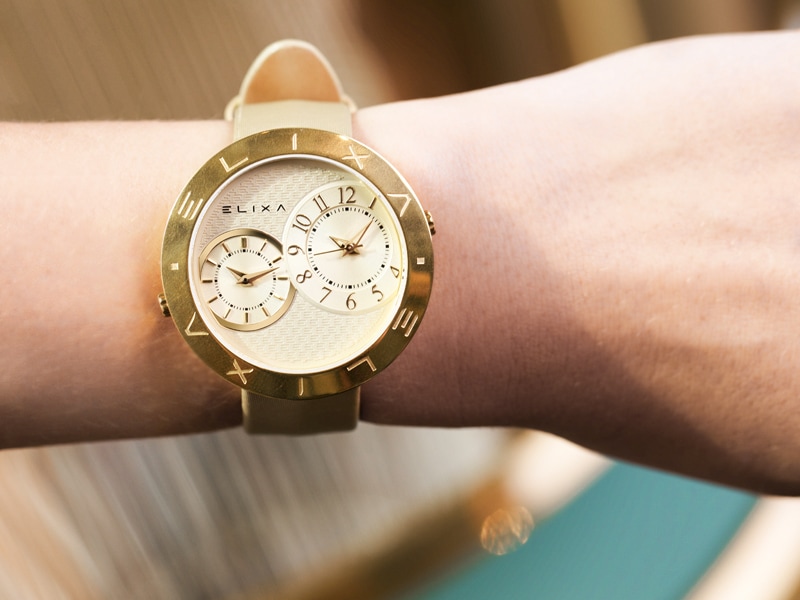 złoty zegarek E123-L505 założony na rękę