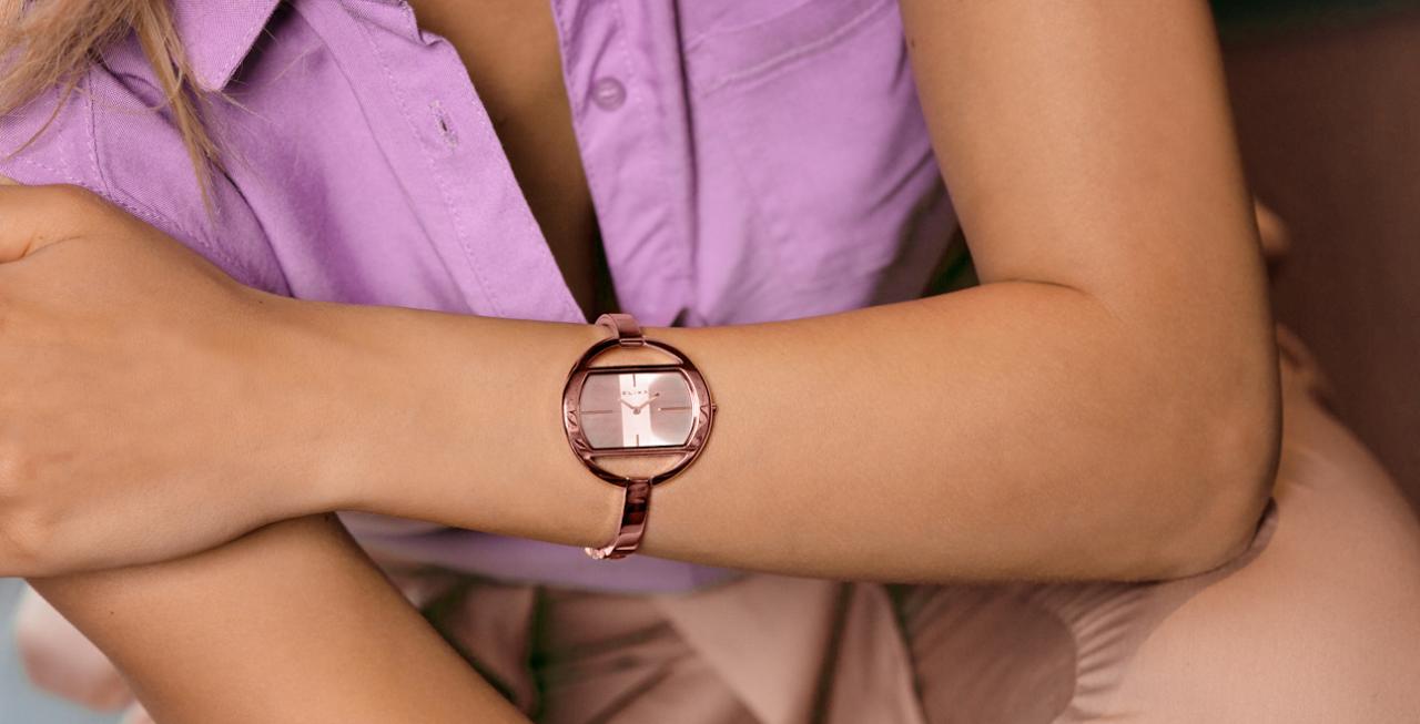 różowy pozłacany zegarek E125-L517 założony na rękę