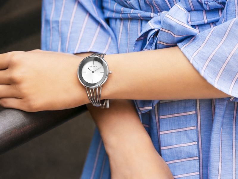 srebrny zegarek E126-L519 założony na rękę