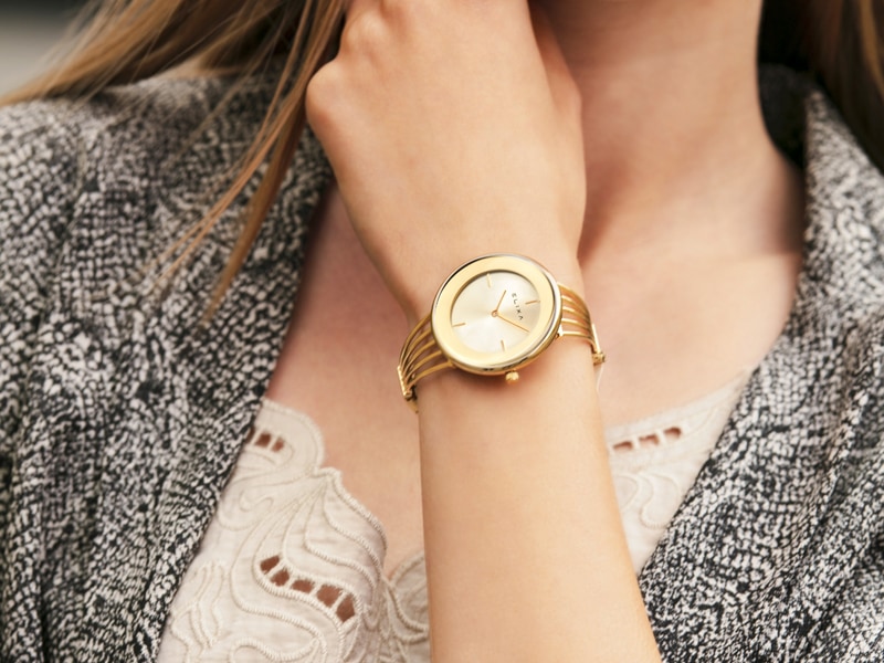 złoty zegarek E126-L520 założony na rękę