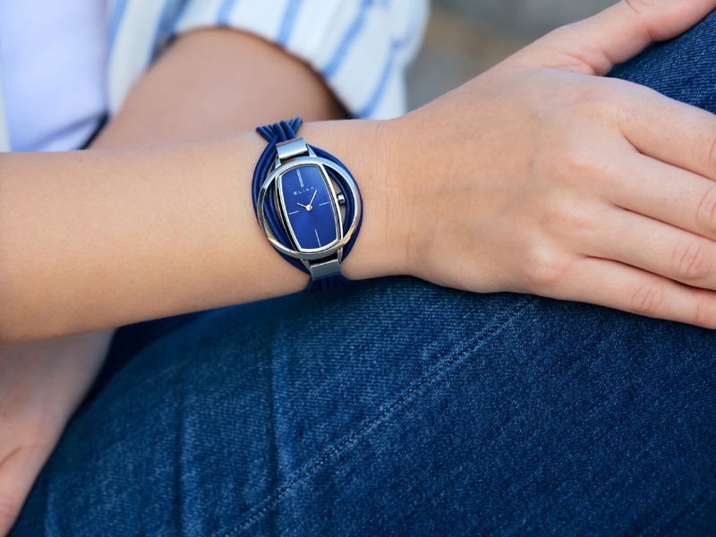 niebieski zegarek E134-L569 założony na rękę