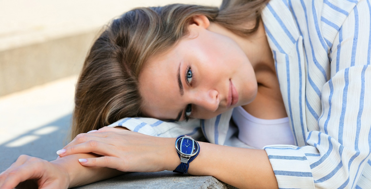 niebieski zegarek E134-L569 załozony na rękę