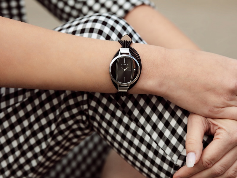 czarny zegarek E134-L570 założony na rękę