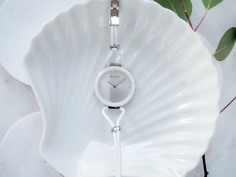 biały zegarek E135-L575