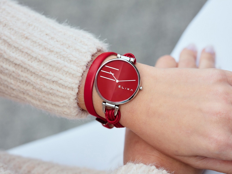 czerwony zegarek E136-L583 założony na rękę