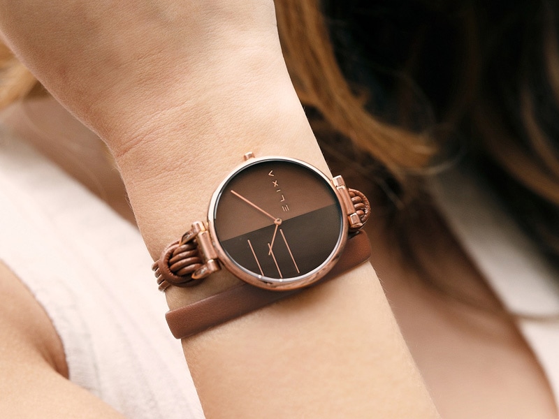 brązowy zegarek E136-L589 założony na rękę