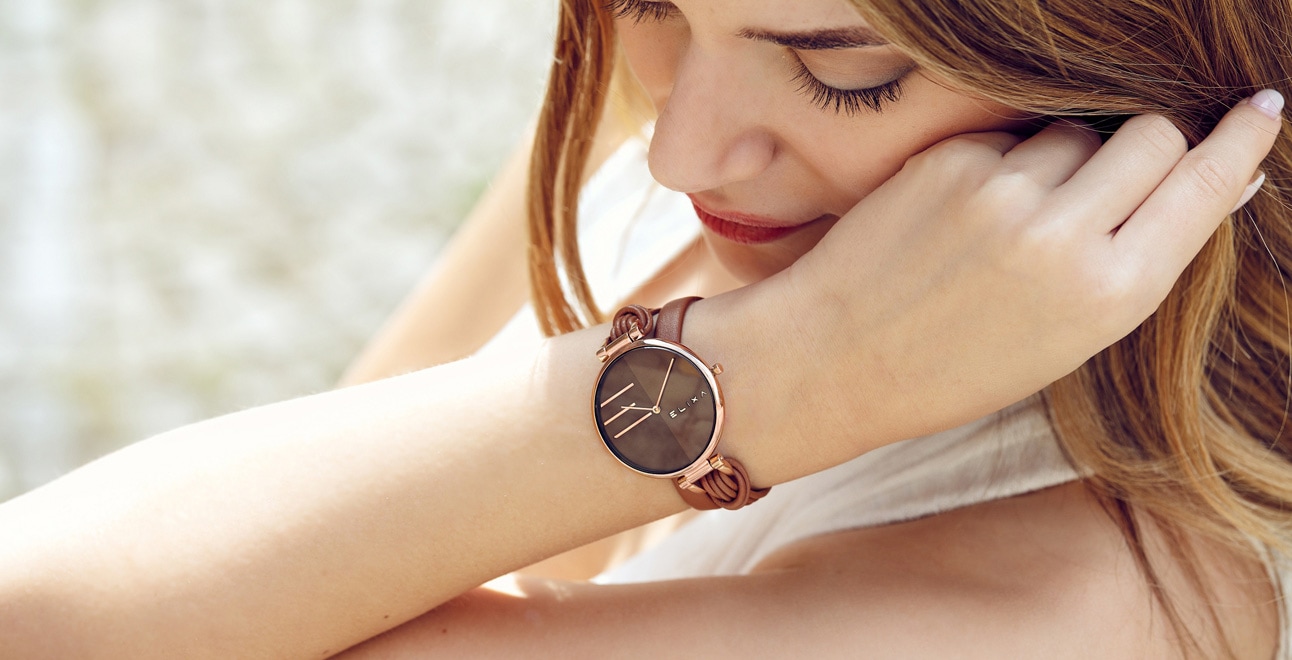 brązowy zegarek E136-L589 założony na rękę