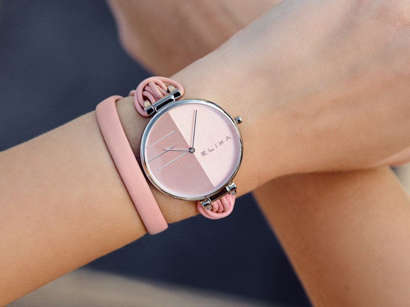 różowy zegarek E136-L590 założony na rękę