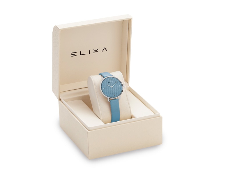 niebieski zegarek w pudełku