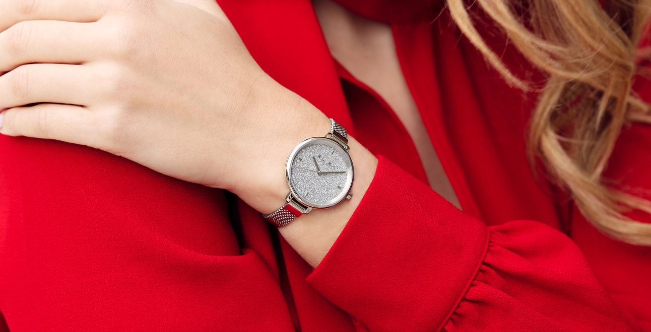 srebrny zegarek E139-L610 założony na rękę