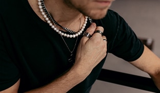 Męskie perły: gorący trend biżuteryjny