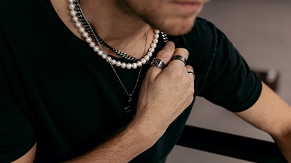 Męskie perły: gorący trend biżuteryjny