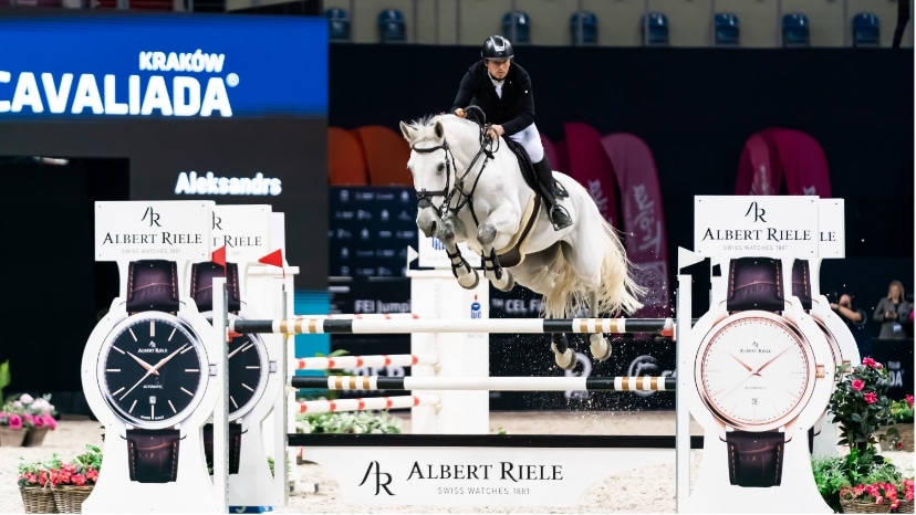 Jeżdziec na koniu na zawodach