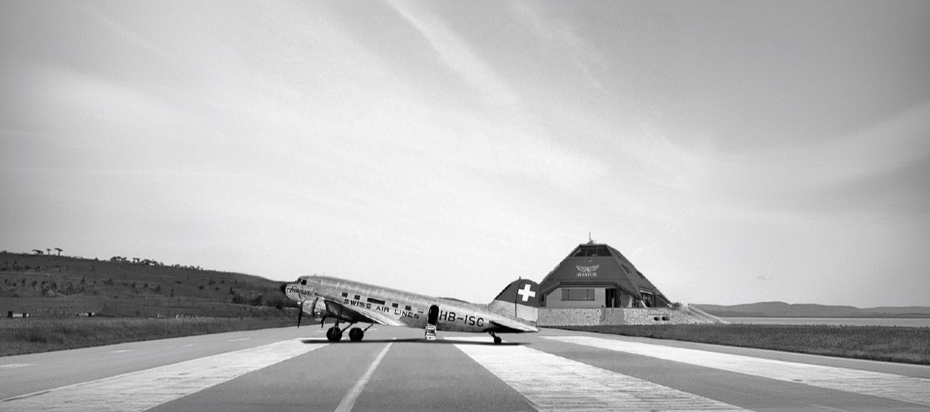 Historyczny samolot Swiss Air Lines przed siedzibą marki Aviator – inspiracja dla szwajcarskich zegarków lotniczych