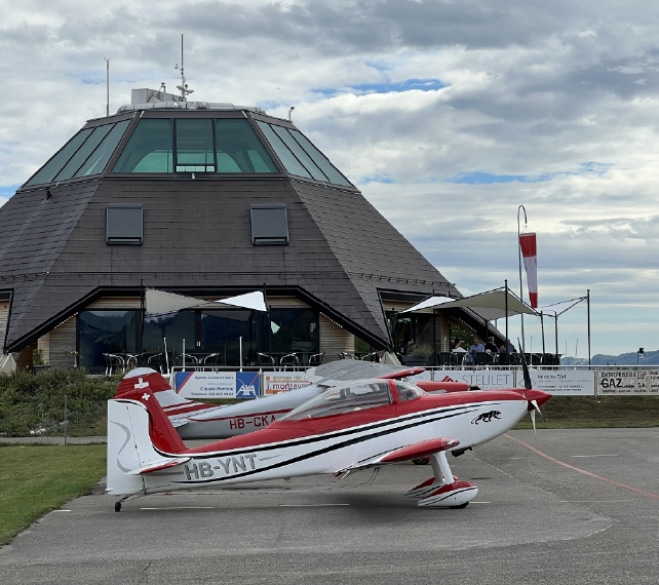 Samolot akrobacyjny przed centrum Aviator – dziedzictwo lotnictwa i szwajcarskiego zegarmistrzostwa