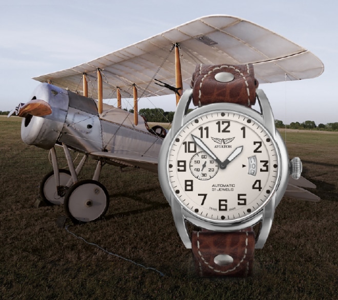 Zegarek marki Aviator z paskiem skórzanym w kolorze brązu. W tle samolot