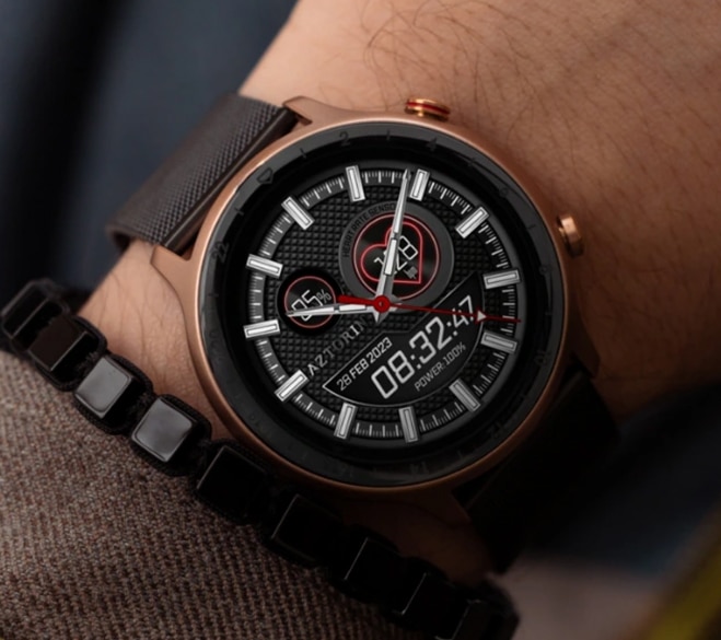 Smartwatch marki Aztorin założony na nadgarstku mężczyzny