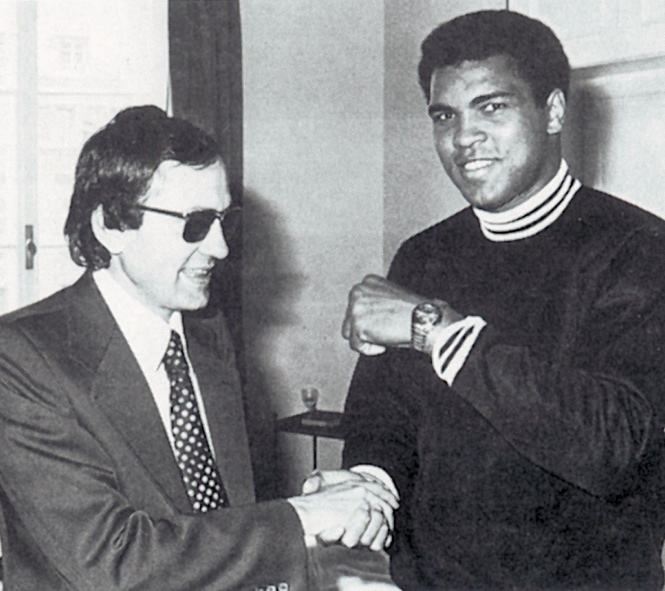 dwóch mężczyzn podających sobie dłonie na przywitanie