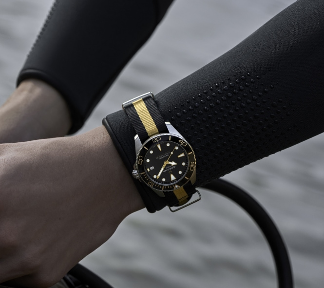 zegarek założony na nadgarstku