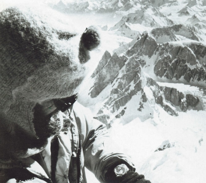 Mężczyzna wspinający sie na górę Dhaulagiri