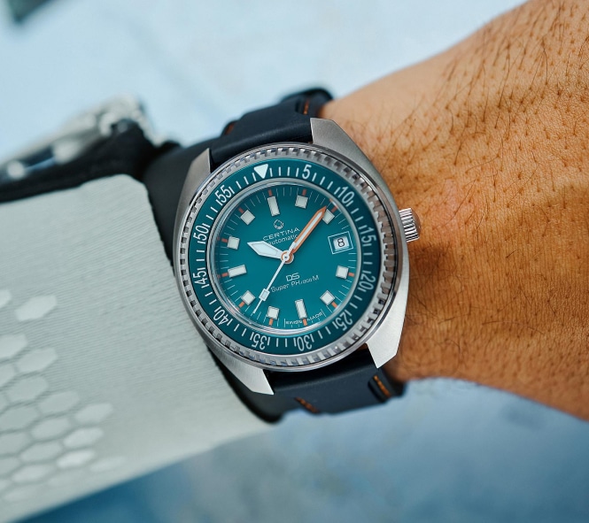 zegarek marki Certina założony na nadgarstku