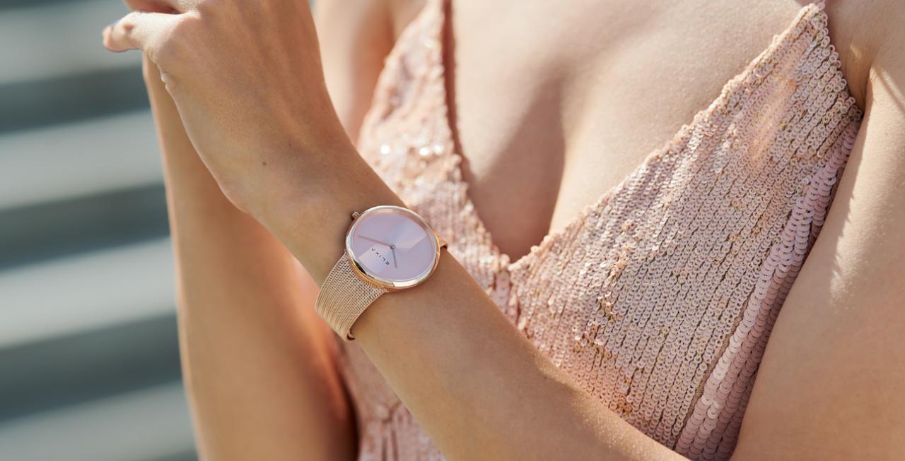 różowy pozłacany zegarek E122-L501 założony na rękę