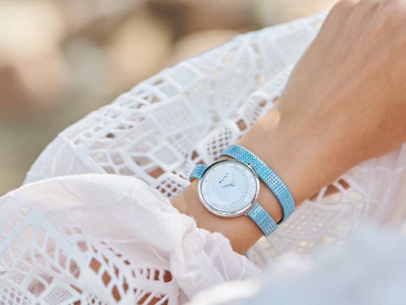 srebrny zegarek E129-L537 założony na rękę