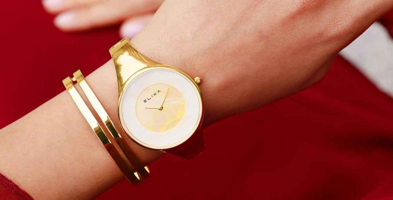 złoty zegarek E132-L561 założony na rękę