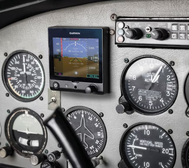 Kokpit samolotu z zegarami marki Garmin