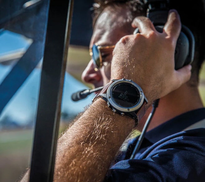 Pilot samolotu mający na nadgarstku smartwatch