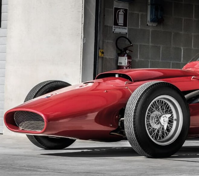Maserati samochód w kolorze czerwieni