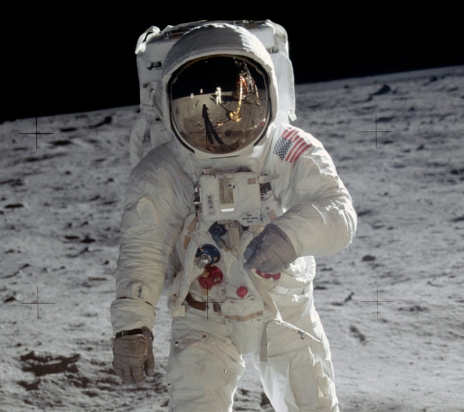 Czlowiek będący na księżycu