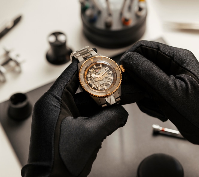 osoba trzymająca zegarek w dłoniach