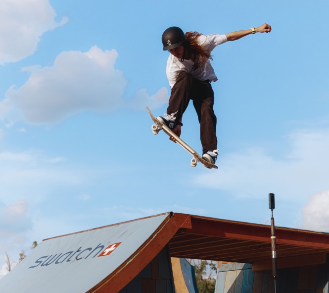 Kobieta podczas akrobacji na deskorolce