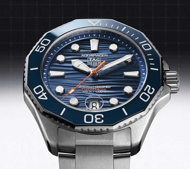 Zegarek z niebieską tarczą oraz bransoletą ze stali szlachetnej marki Tag Heuer