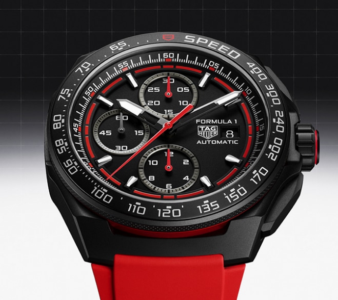 Zegarek z czarną tarczą i czerwonym paskiem marki Tag Heuer
