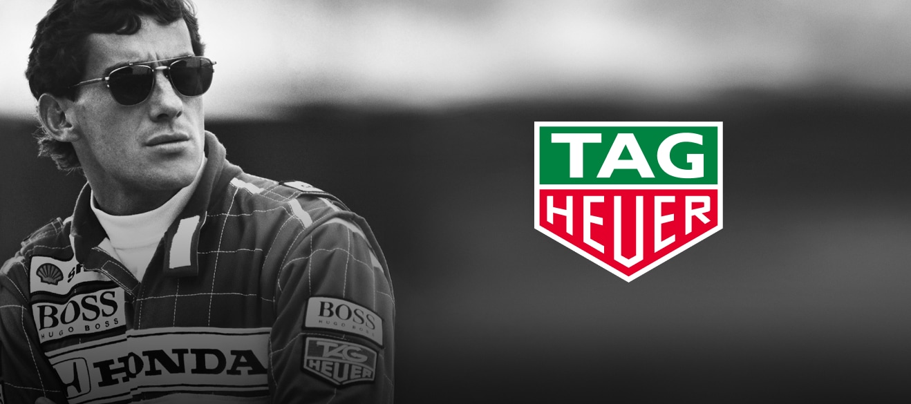 Kierowca formuły 1 ubrany w sportowy kombinezon