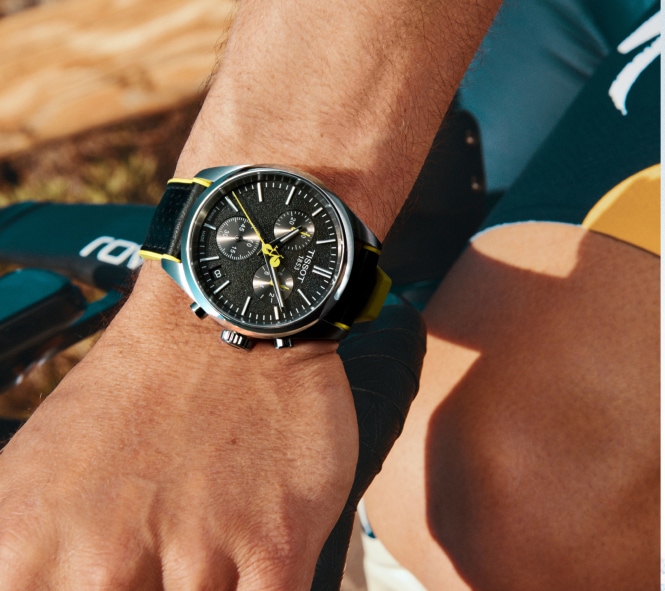 Zegarek w sportowym wydaniu założony na nadgarstku