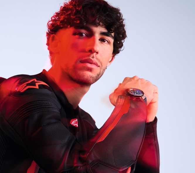 Mężczyzna prezentujący zegarek marki Tissot