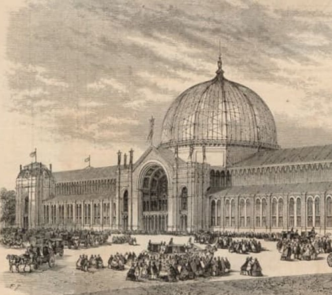 Historyczny gmach z wielką szklaną kopułą, powozami i tłumem ludzi