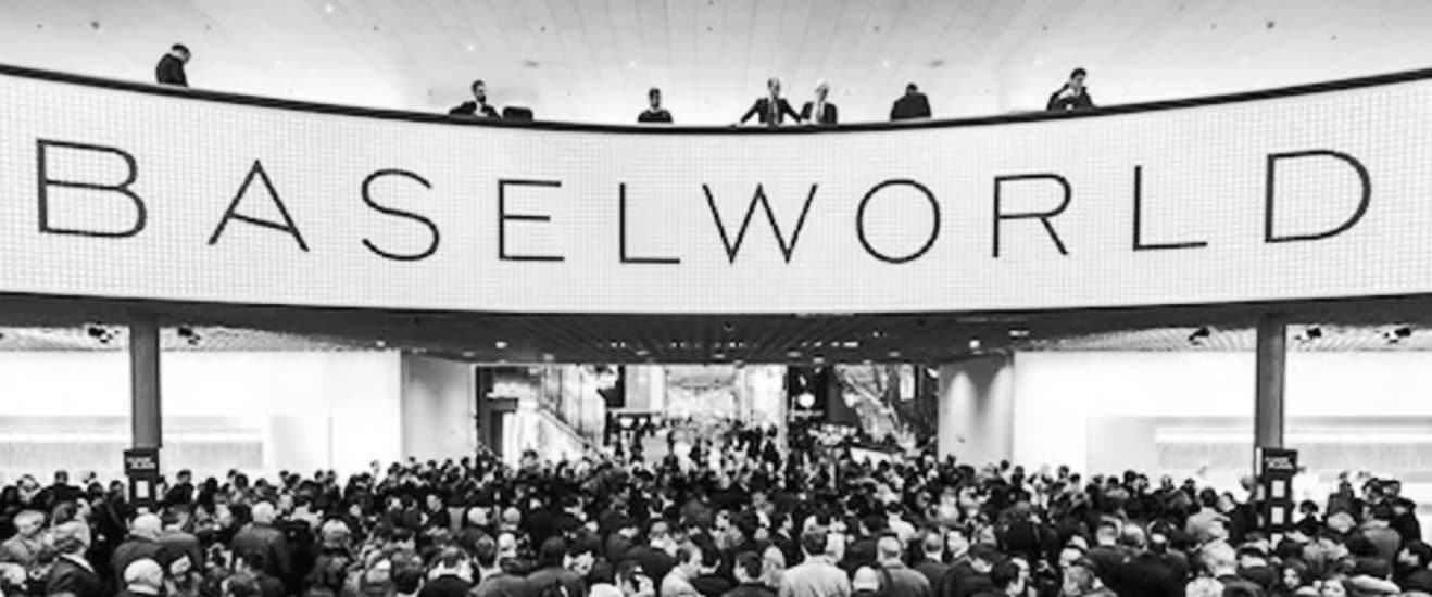 Tłum zwiedzających na międzynarodowych targach zegarków BASELWORLD