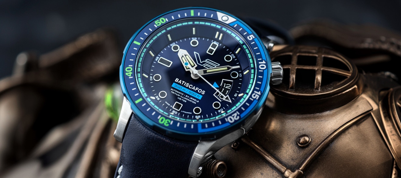 Zegarek marki Vostok Europe z granatową skórzaną bransoletą i niebieską tarczą