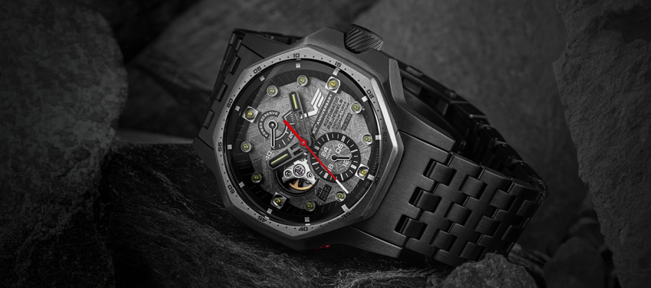 Zegarek marki Vostok Europe z czarną bransoletą i tarczą skeleton na tle skał